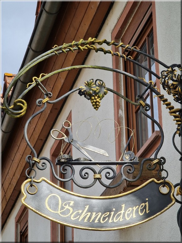 Schild mit Logo